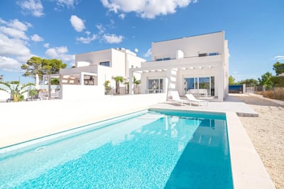 Machen Sie einen virtuellen Rundgang durch das Musterhaus in Cala Pi